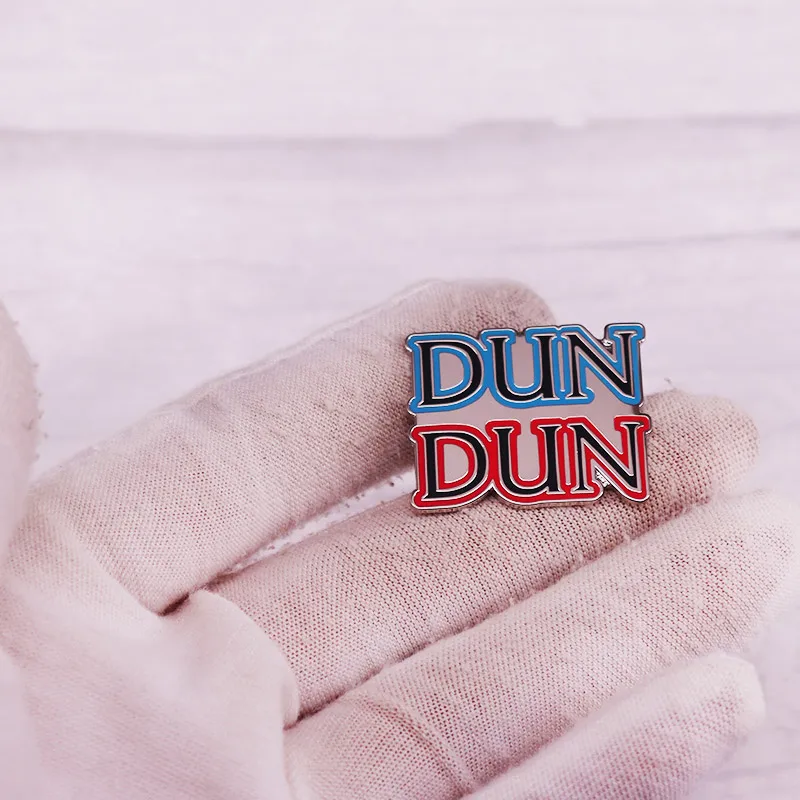 Ikonischer Soundeffekt DUNDUN Brosche Pin Law and Order GIF Badge Persönlichkeit Alles passendes Accessoire