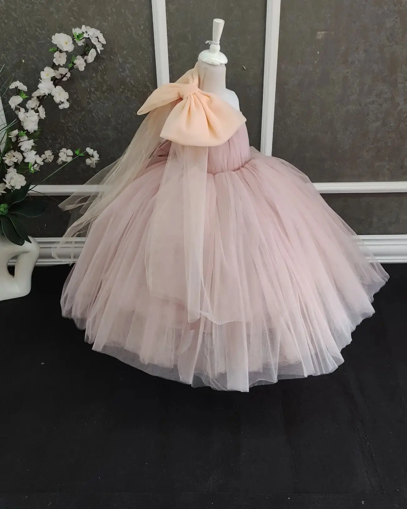 Pink Tulle Ball Gown Flower Girl Dresses Um ombro Kids Birthday Gowns com arcos Crianças Toddler Baby Wedding Guest Dresses