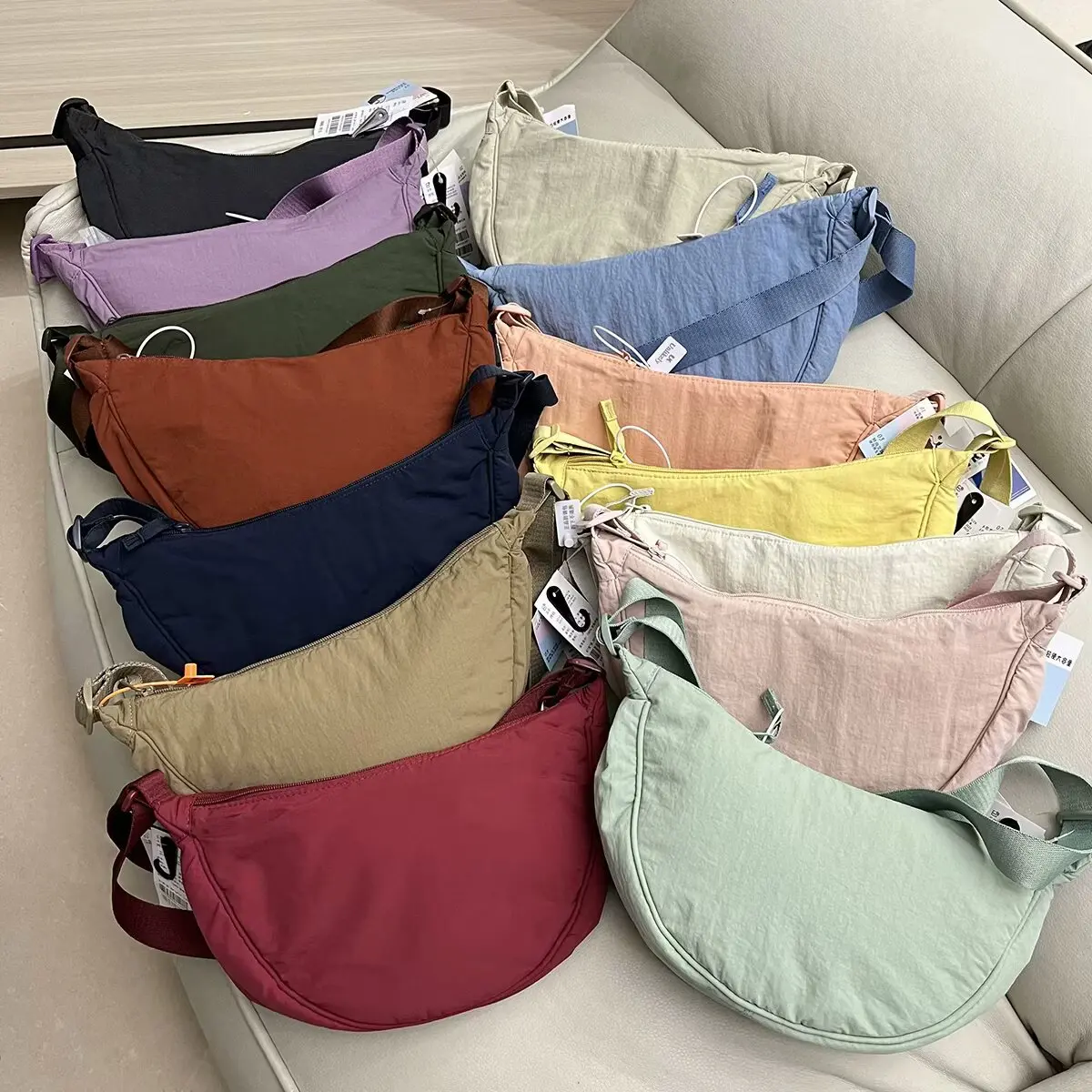

Couples Casual Travel Nylon Dumpling Bag Crossbody Shoulder Bag Men's Women's Underarm Bag Soft Polyester Lining Zipper Opening