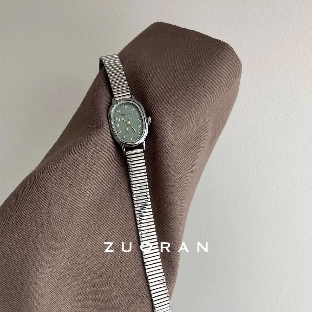 Oval-shaped, elegant, minimalist bamboo-style quartz watch for women, a birthday gift and a fashionable quartz wristwatch.