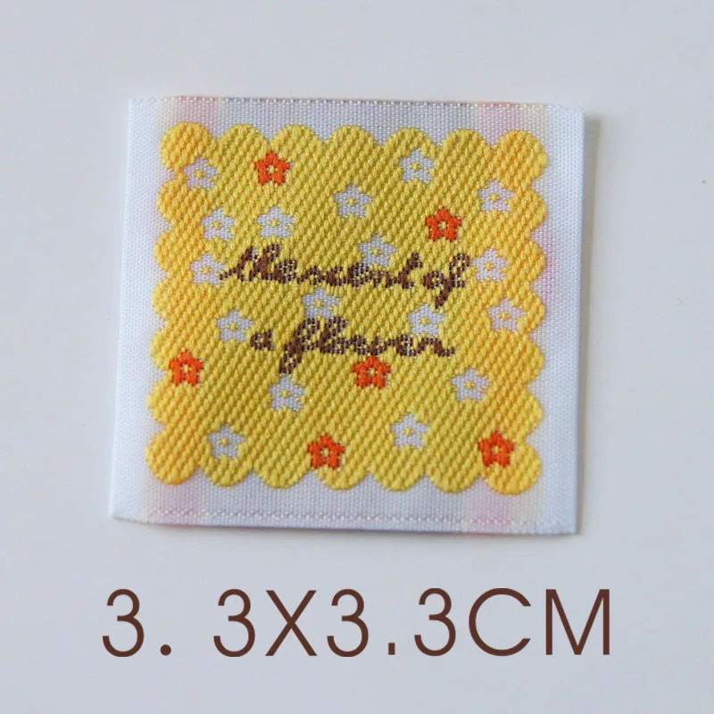 Spot hand-made cloth label fresh flowers Daisy embroidery  accessories sewing woven label multicolor small square label.