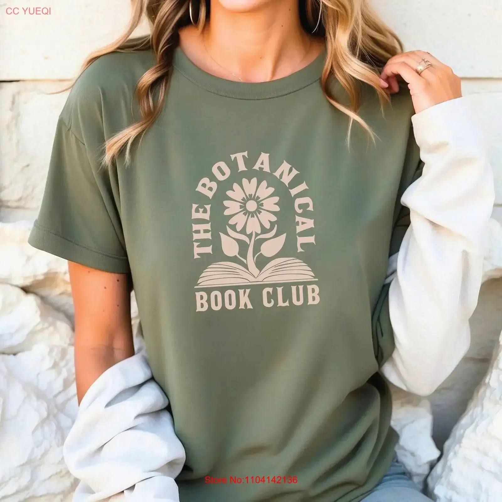 Camiseta vintage lavada y elástica con estampado de flores, ideal para clubes de lectura, amantes de la literatura, lectoras, y entusiastas de la academia.