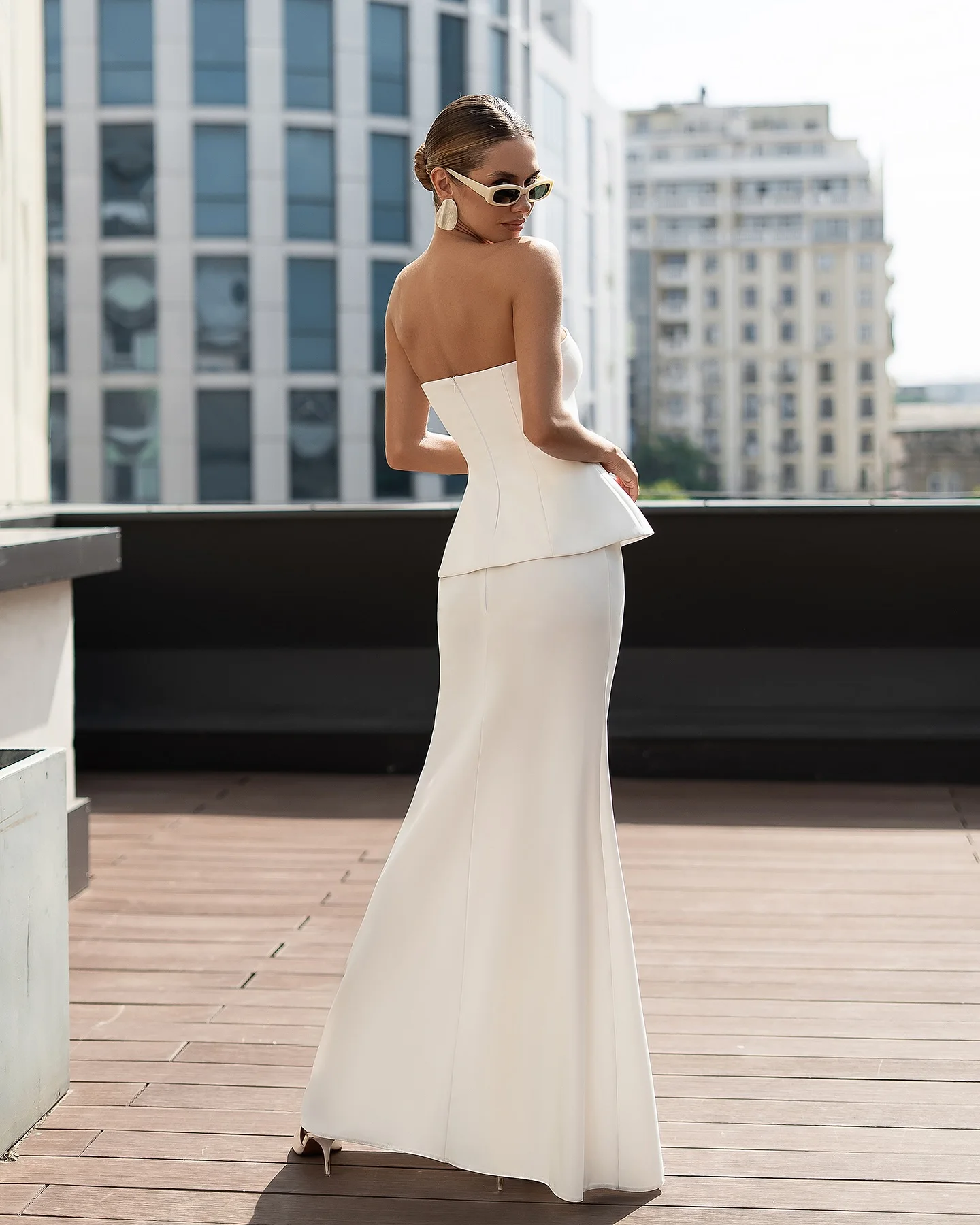 화이트 스트랩리스 이브닝 드레스 2025 새틴 슬리브리스 백리스 머메이드 플로어 기장 프롬 드레스 플리츠 웨딩 파티 드레스 맞춤 제작