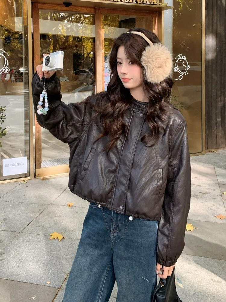 

Новая весенняя женская куртка 2026 года: ретро-стиль, воротник-стойка, из искусственной кожи, с высокой талией, на флисовой подкладке, с длинными рукавами.