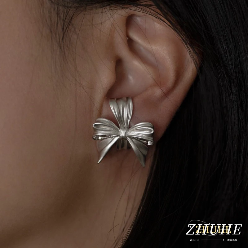 Matte Schleifenknoten-Ohrringe aus Kupferlegierung, Eleganter Statement-Schmuck für Männer und Frauen, Schicke Banddesign-Ohrstecker für den Alltag