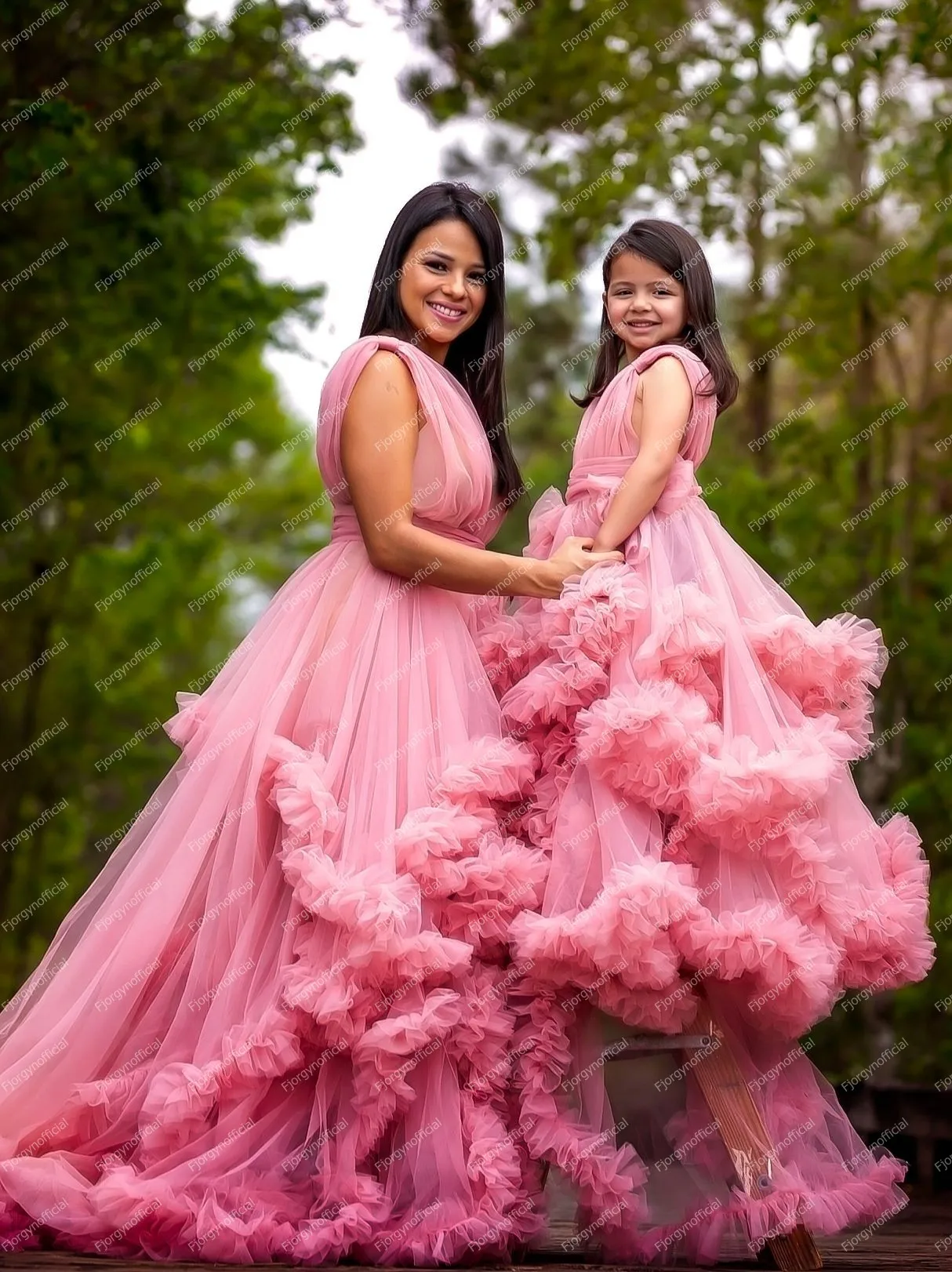 Puffy Pink Mother And Daughter Matching Dresses For Family Look V   Neck Ruffles Layered Photo Shoot Mom And Me Evening Outfits