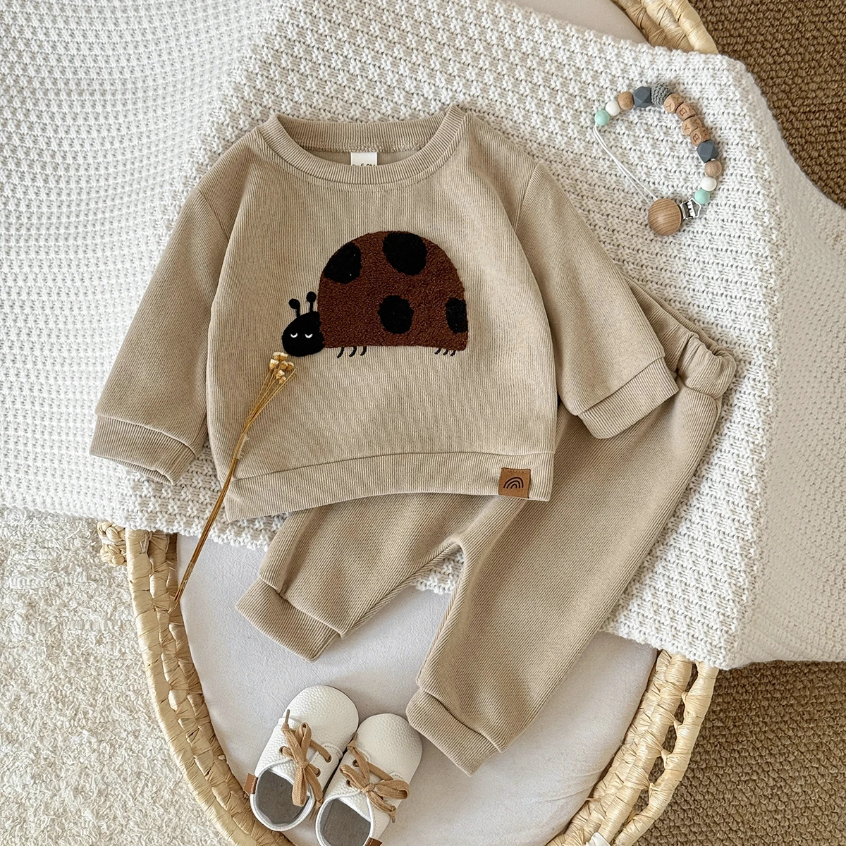 

Осенний комплект для малышей: свитшот с длинным рукавом и нашивкой в виде божьей коровки, эластичные брюки. Одежда для девочек и мальчиков.