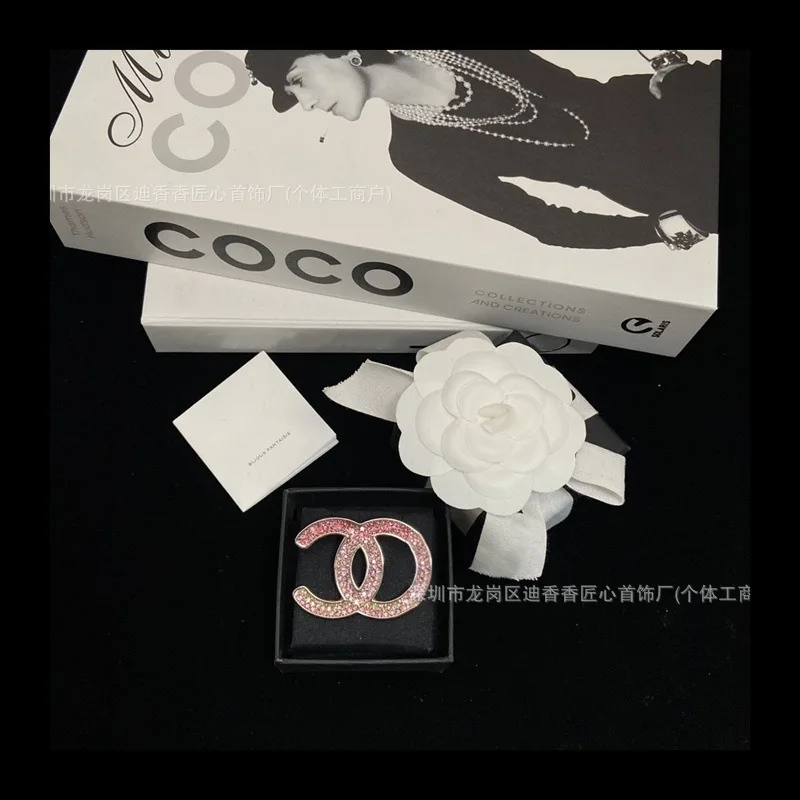 جودة عالية لقطة حقيقية زوج نسخة مزدوجة التغيير التدريجي الوردي بروش الإناث الوردي الماس المينا دبوس الإناث الزخرفية