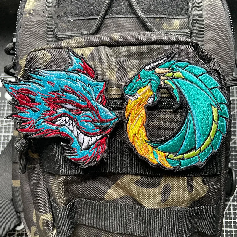 

Crazy Wolf Head Morale Badge Fire-breathing Dragon Embroidery Patch Creative Outdoor Army Fan Armband Backpack Sticker