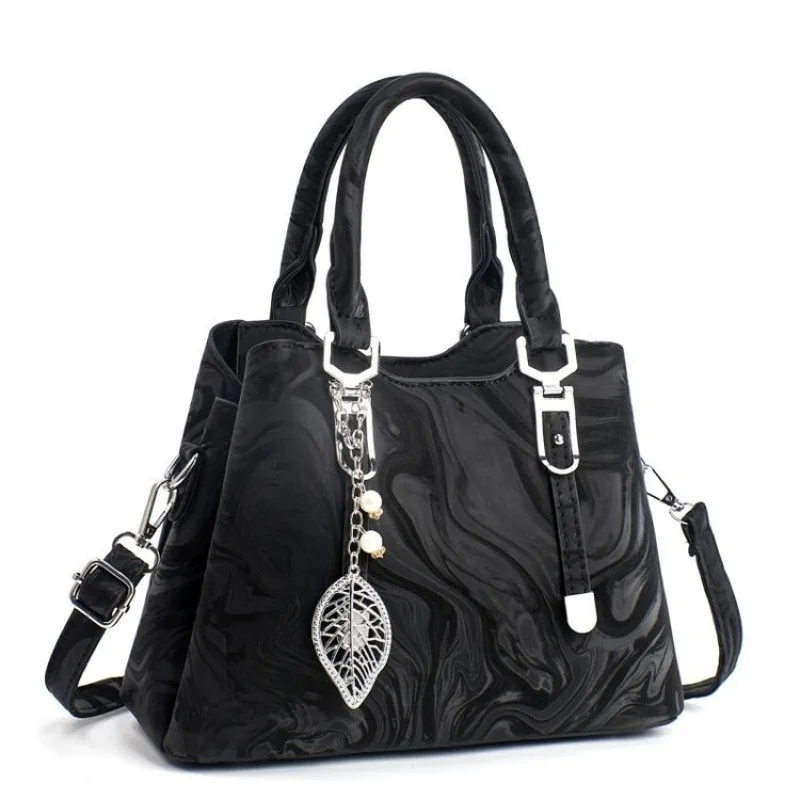 

Elegant Drawstring Bucket Bag For Ladies With Pull Strings And Soft Voluminous Leather Material
