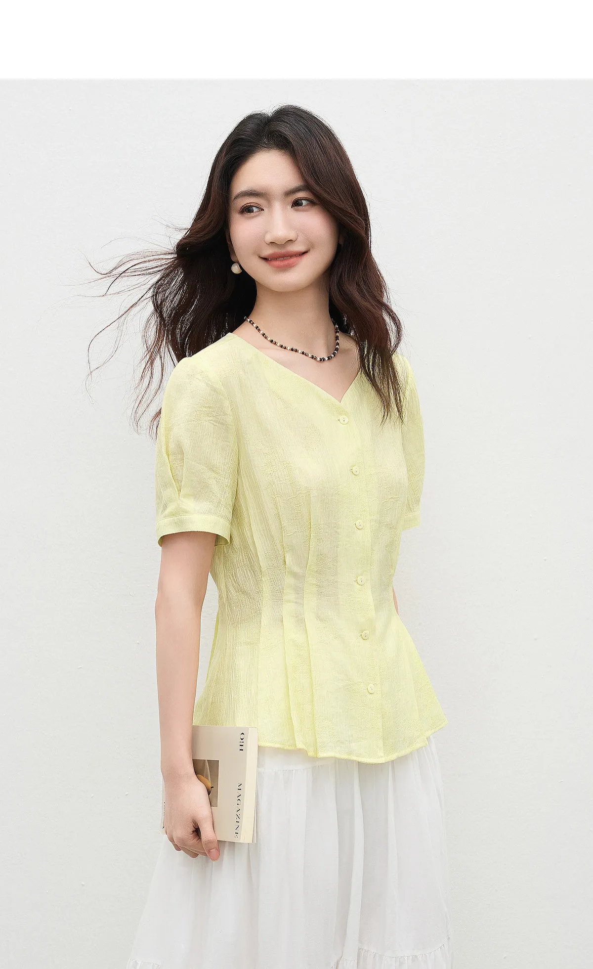 SENTUBILA Casual V-Ausschnitt Strukturierte Chiffon-Bluse für Damen 2026 Sommer Plissierte Taille Laternenärmel Hemd 162VA6625 – Detail 13