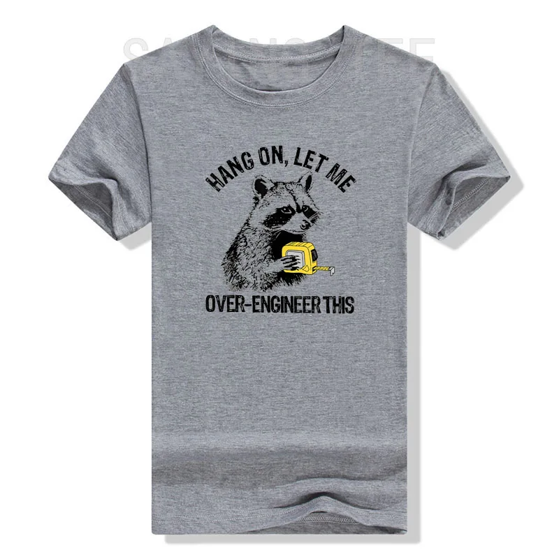 Warte, lass mich das schmeichelnde T-Shirt mit lustigem Waschbär-Motiv für Techniker im Y2K-Stil gestalten – Süßes, personalisiertes Herren-T-Shirt für den Arbeitsalltag mit sarkastischem Spruch – Detail 6