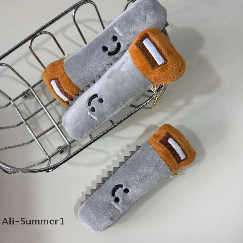 【E】Saw brinquedo de pelúcia chaveiro ferramenta dos desenhos animados macio pelúcia boneca pingente chaveiro do carro mochila saco decoração presente do miúdo