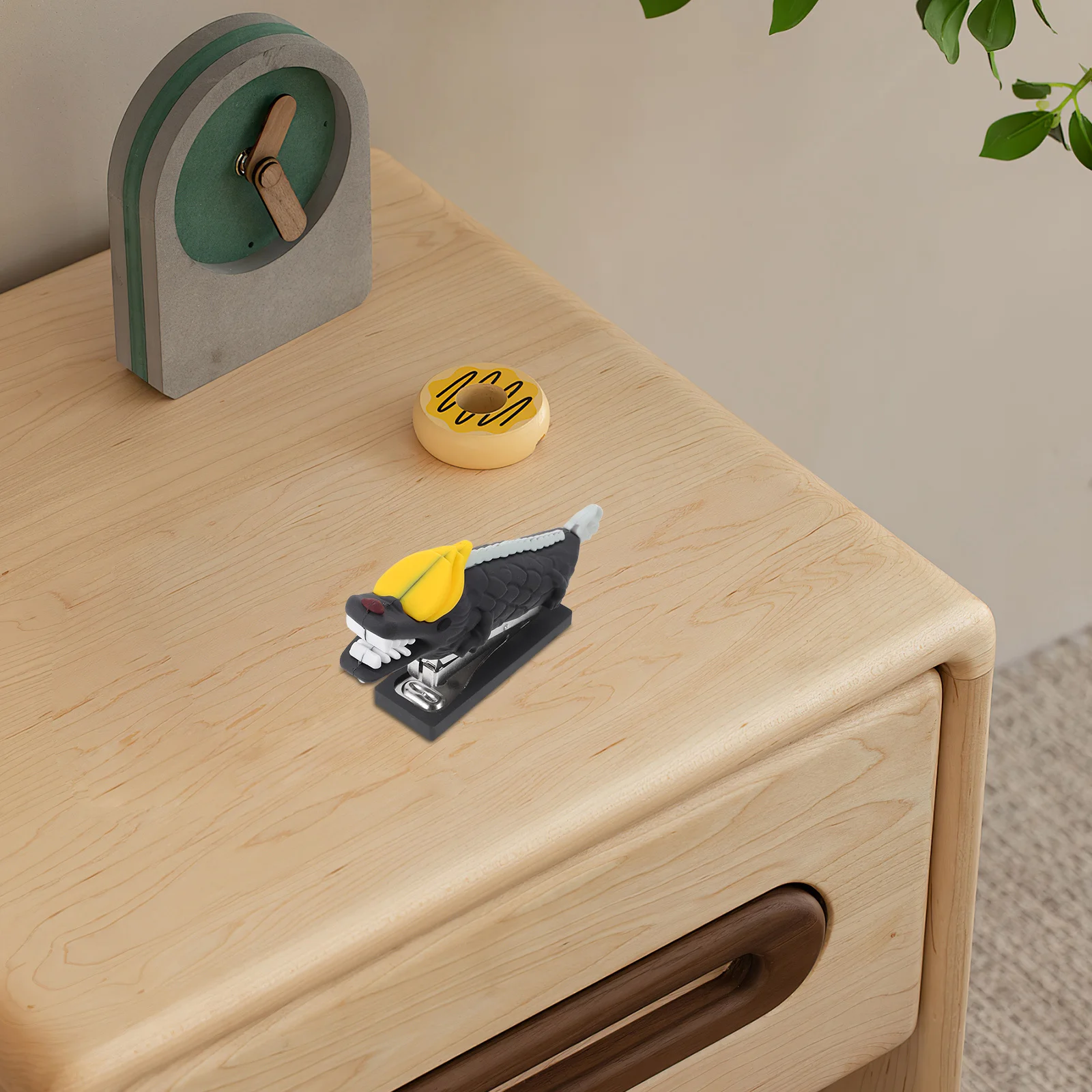 Simpatico mini cucitrice a forma di drago, forniture per ufficio portatili compatte, graffette in acciaio inossidabile per uso desktop degli studenti