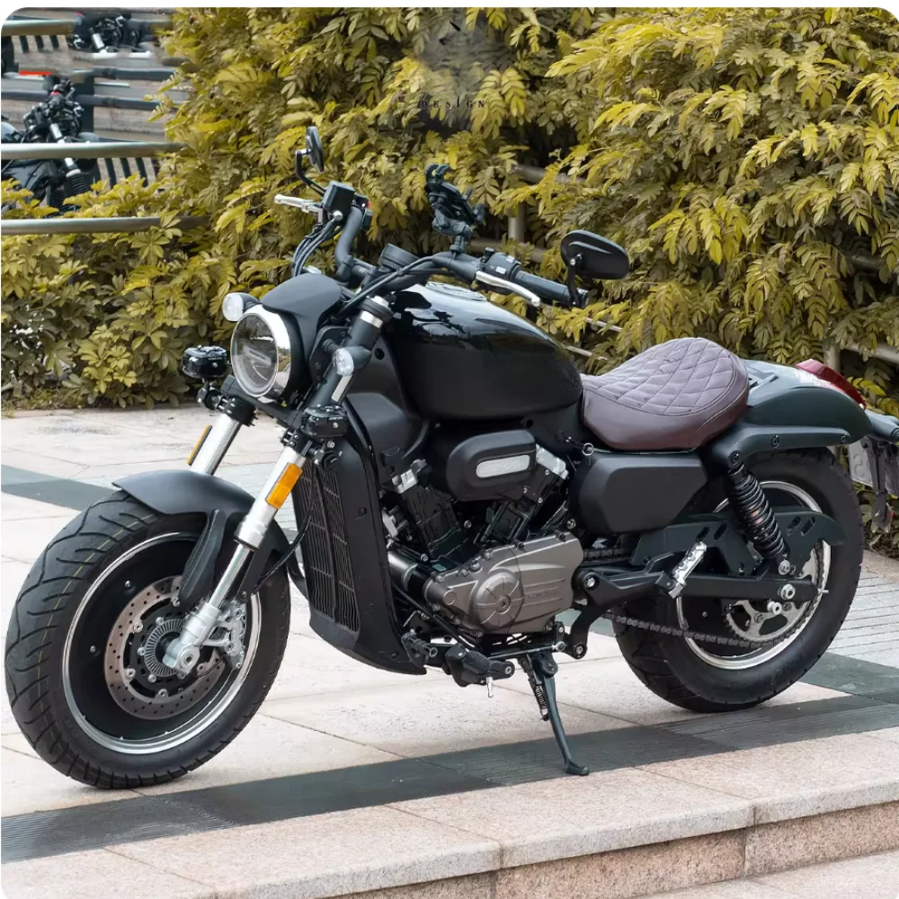 For QJMOTOR SRV300, a custom-designed single seat cushion is directly mounted on the rear seat, rear rack, and backrest. SRV 300