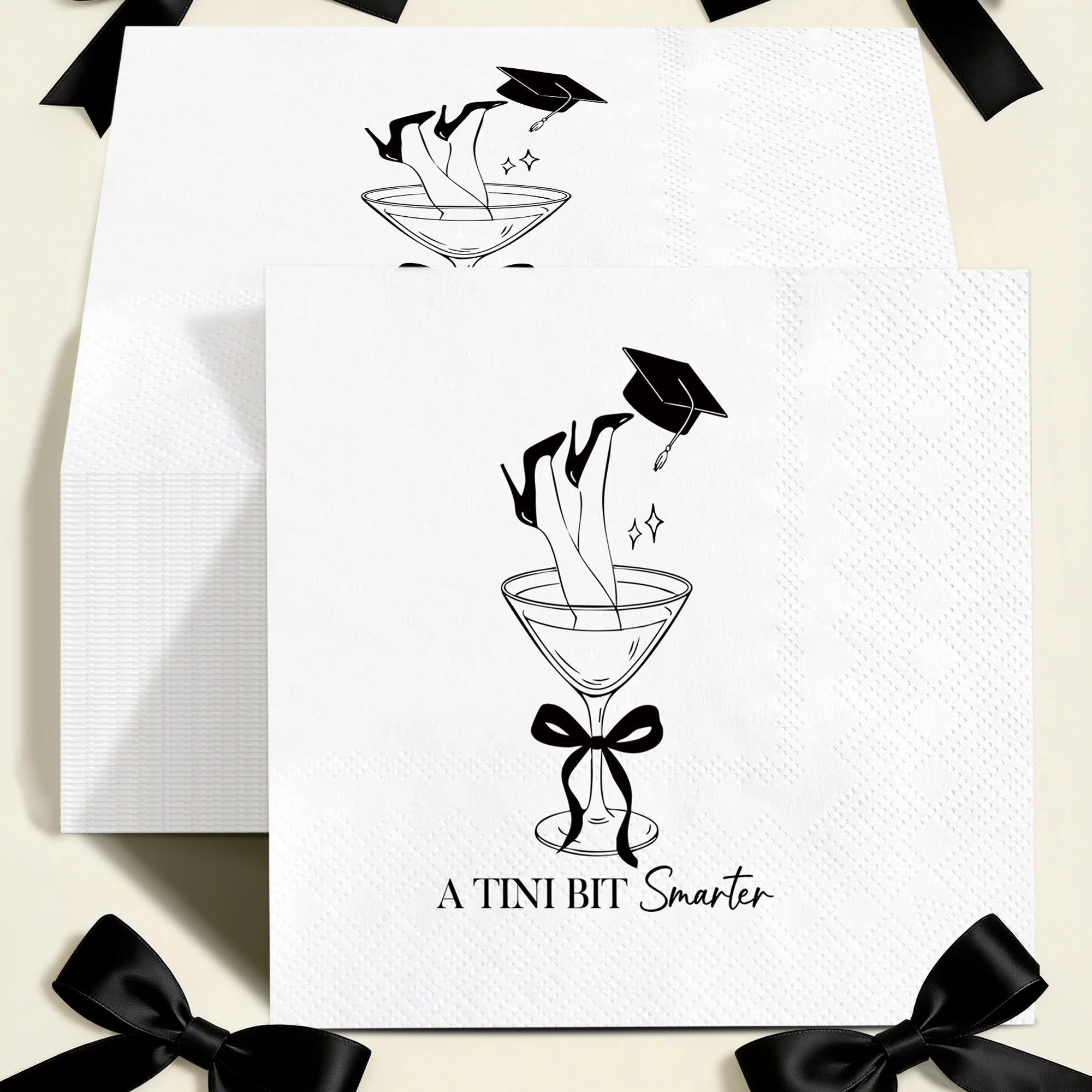 50 servilletas de papel temáticas en blanco y negro con diseño de Little Bit Smarter para celebraciones de graduación, cumpleaños, jubilación y despedidas.