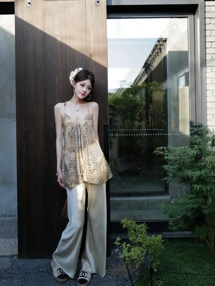 

Elegant Women's Two-Piece Set Satin Strap V-Neck Top Wide Leg Pants Leopard Print Beaded Fashionable Mature Women's Style