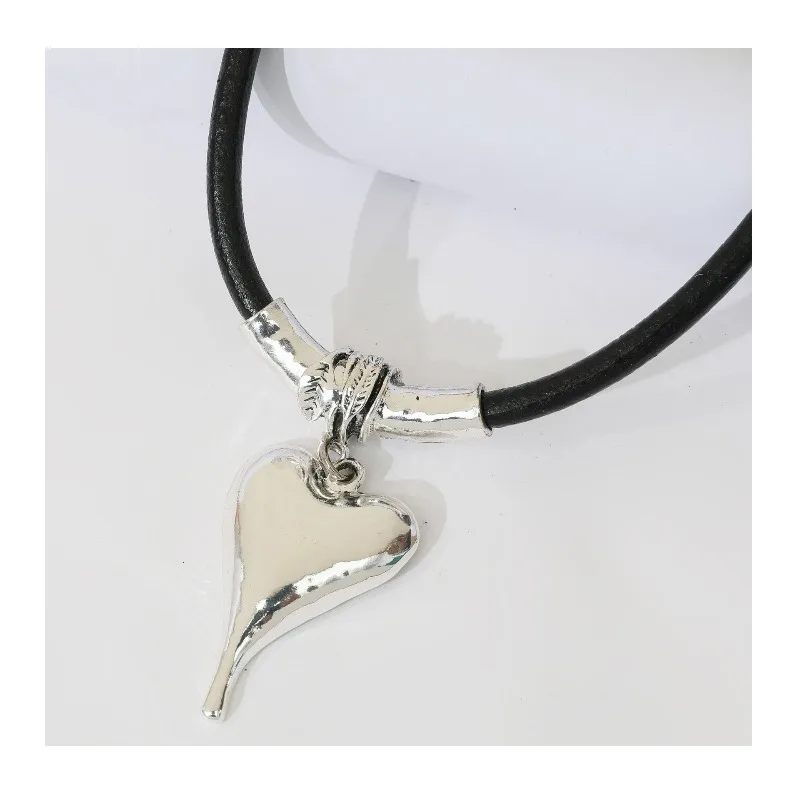 

New Trend Niche Simple High-end Sense Versatile Women's Heart-shaped Sweater Chain Jewelry Personalized Love Necklace