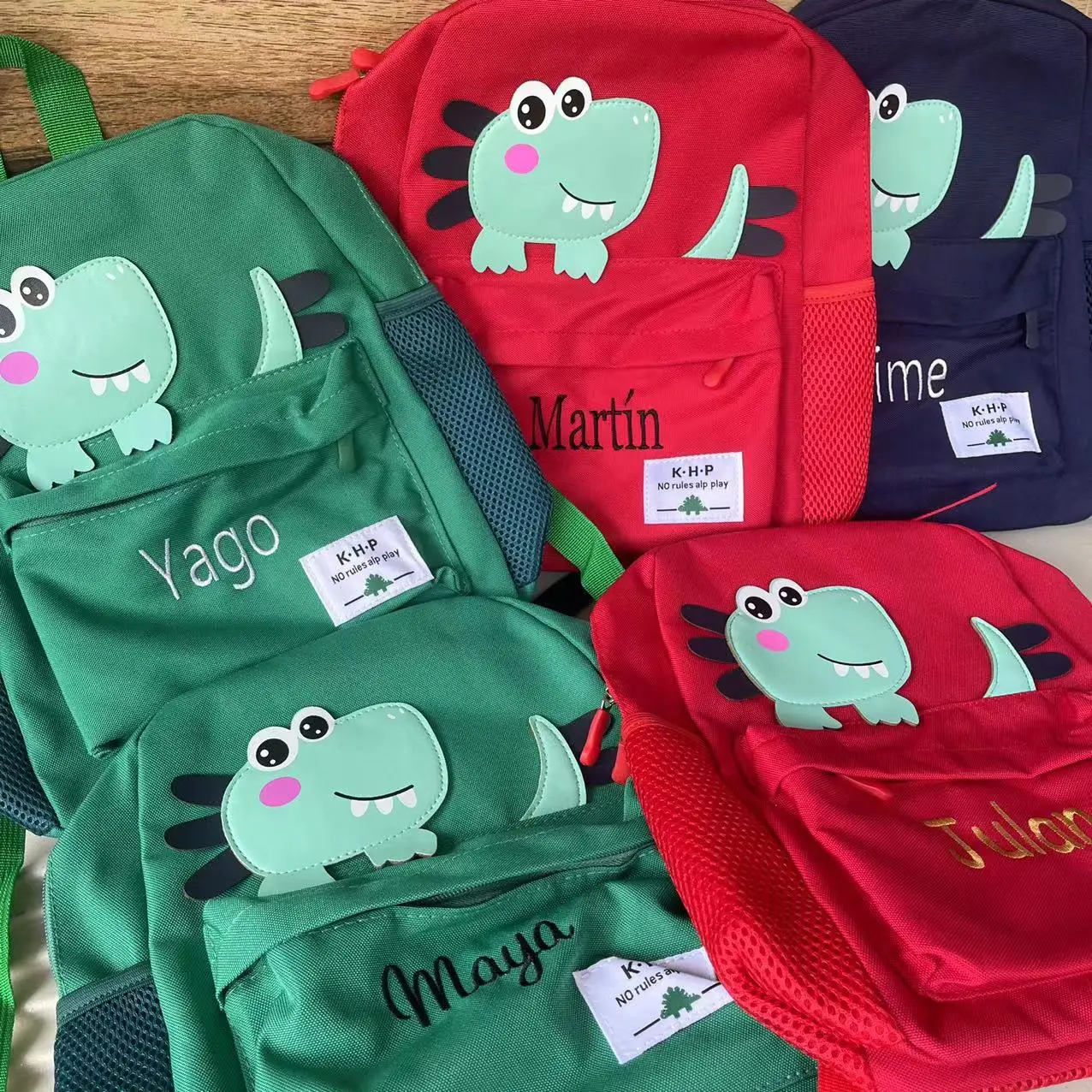 Mochila de dinosaurio con nombre personalizado para niños, mochilas escolares bordadas con nombre, color rosa y azul