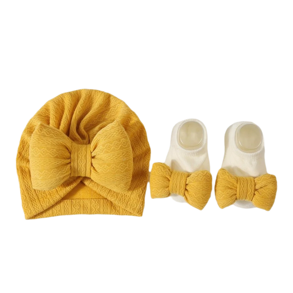 

Комплект из 3 предметов: мягкая шапочка с бантом и носочки для малышей 0-12 месяцев, однотонная, хлопковая, ветрозащитная, осенняя, для новорожденных