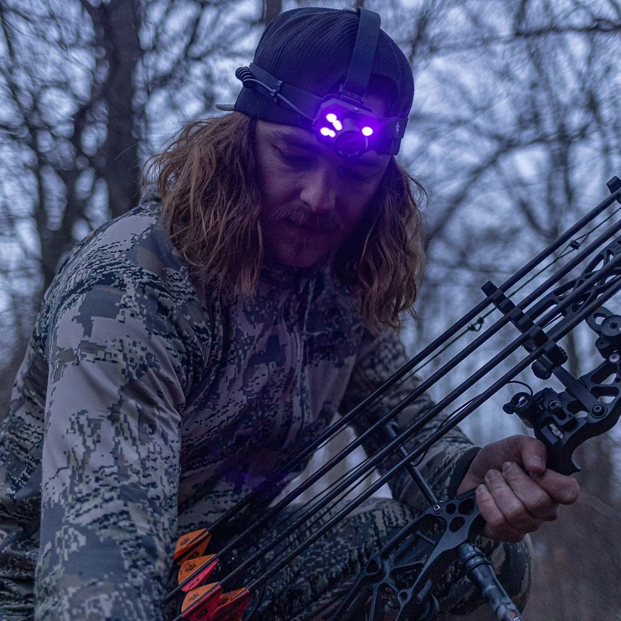 Lampada frontale a lungo raggio da 500 lumen con modalità UV, durata della batteria estesa, essenziale per avventure estreme