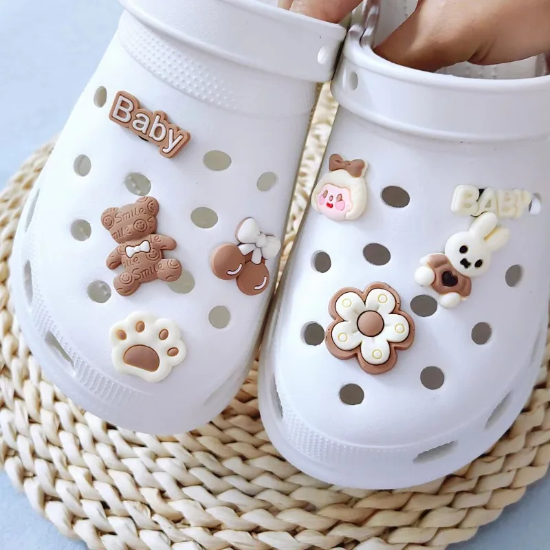 Dijes de zapatos de cocodrilo para niños y niñas, conjunto de sandalias y zapatillas de conejo de oso de café de dibujos animados DIY, decoración