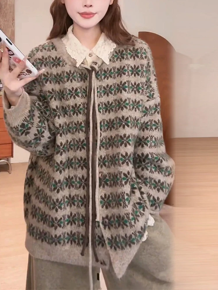 

Мягкий уютный зимний комплект 2026: Новинка! Модный женский ансамбль из трех предметов с цветочной вышивкой и кружевом (рубашка, повседневные брюки, футболка)