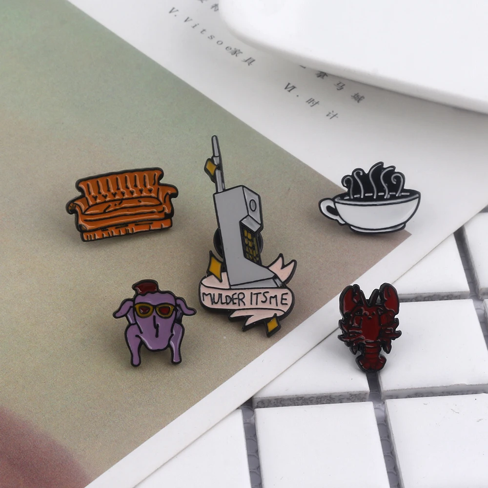 أصدقاء برنامج تلفزيوني دبوس المينا ، بروش تركيا ، شارة طية صدر السترة ، سأكون هناك من أجلك ، قطة مخصصة ، جراد البحر أريكة ، هدية مجوهرات للجماهير #3