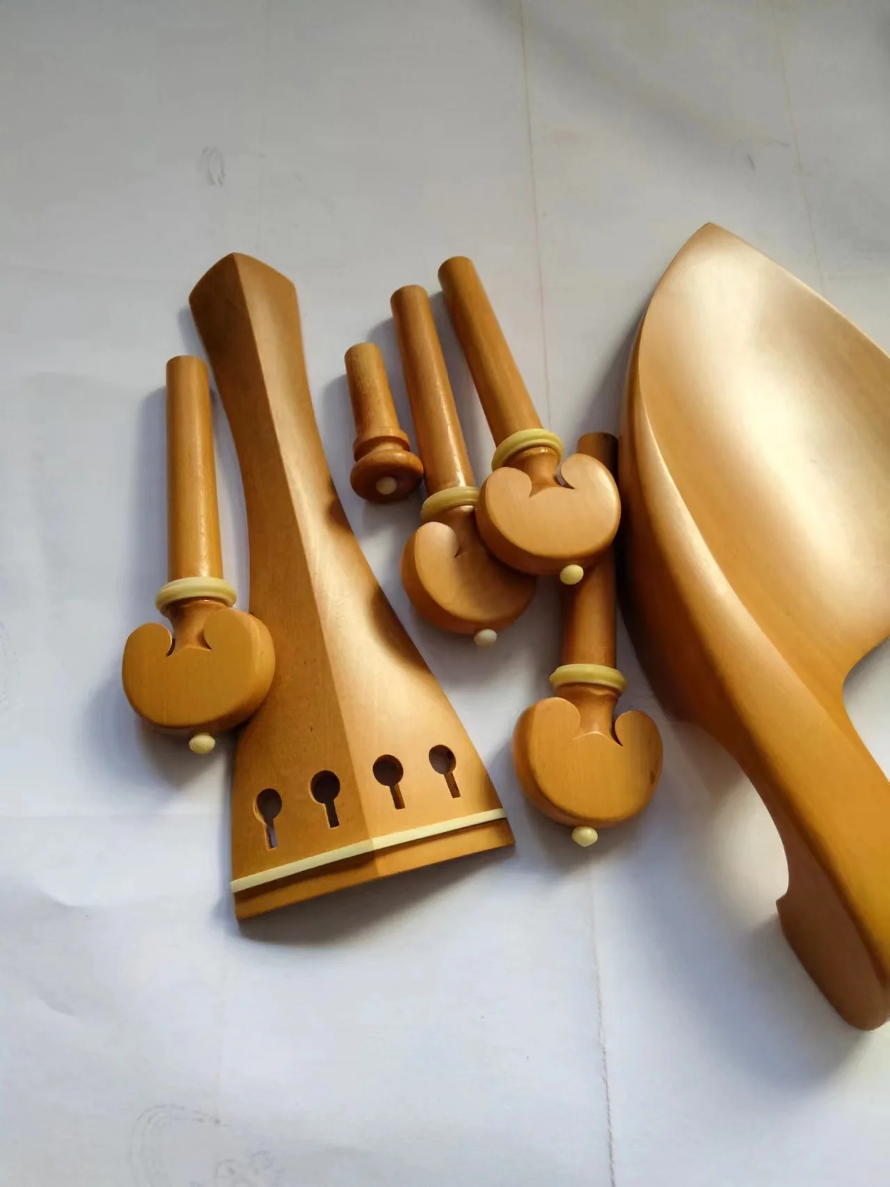 

1 Set Boxwood Violin Parts 4/4 with Chin Rest Tailpiece Pegs and Endpin