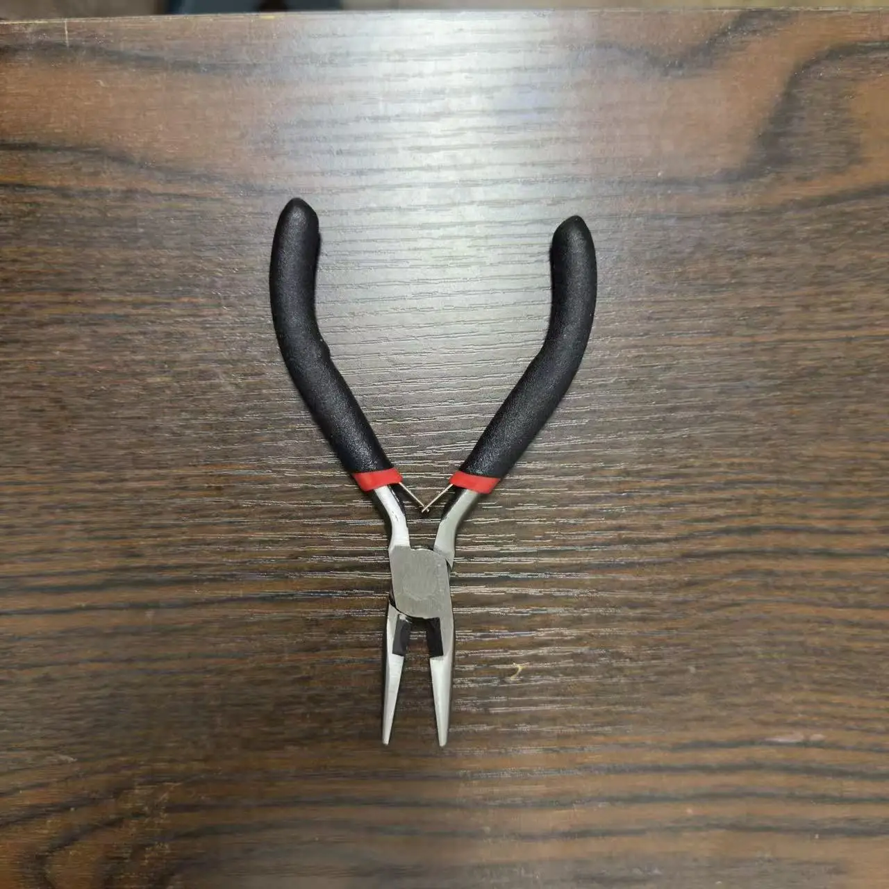 

Плоскогубцы для изготовления украшений - миниатюрные плоскогубцы с заостренными концами для работы с проволокой, бисероплетения и мелких поделок.