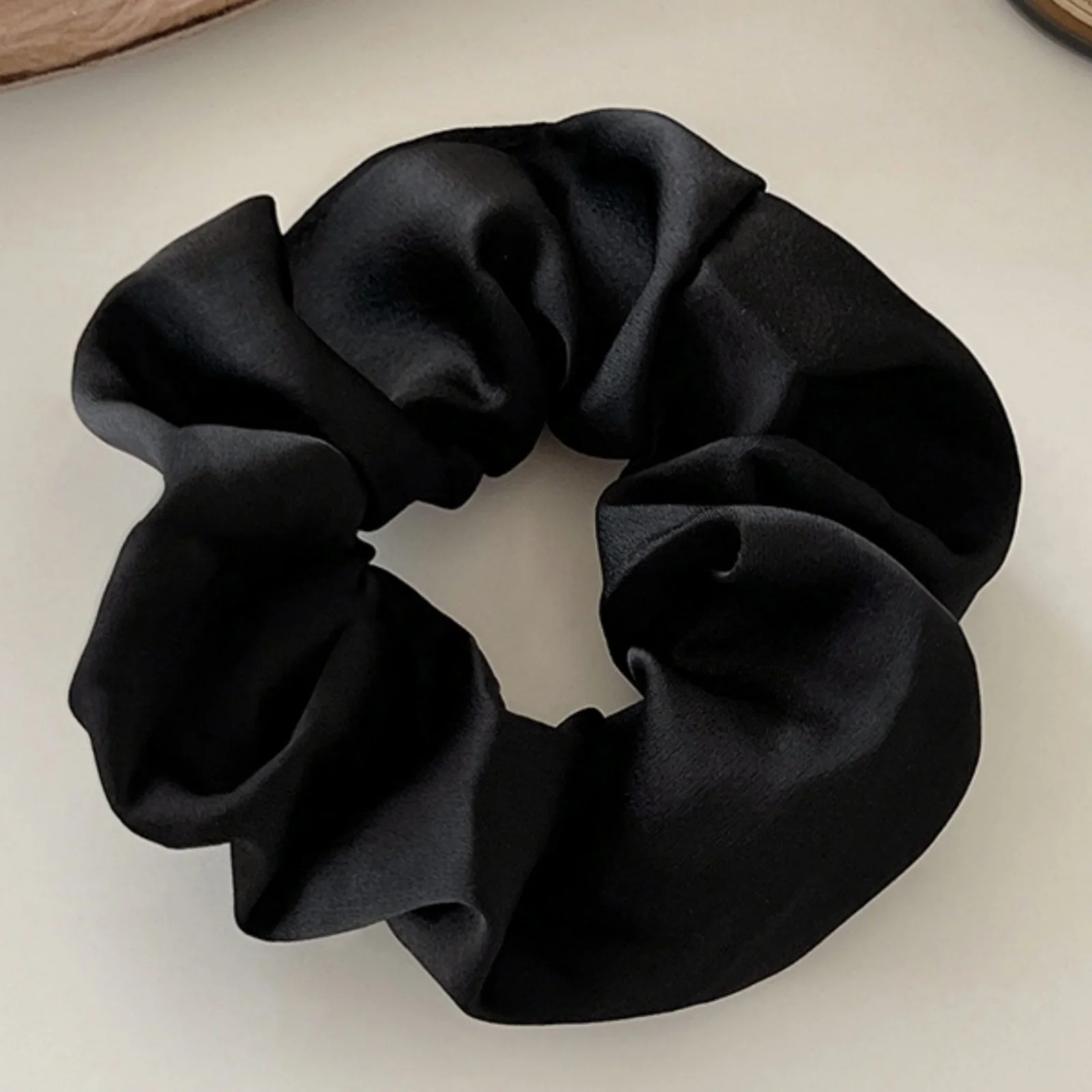 4 Stück einfarbige, große Haargummis, große Haargummis aus Satin für Damen. Benötigt eines weichen Knoten-Designs, die für alle Haartypen geeignet sind – Detail 2
