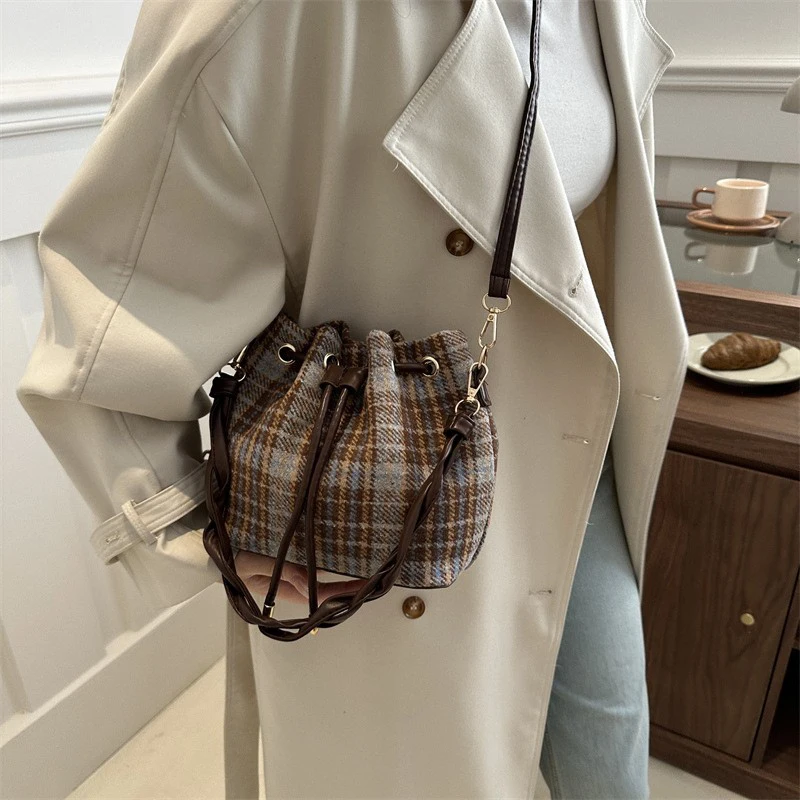 Tweed-Karo-Umhängetasche mit Kordelzug, klassische karierte Damenhandtasche, Retro-Make-up-Tasche, elegante Herbst-/Wintertasche – Detail 11