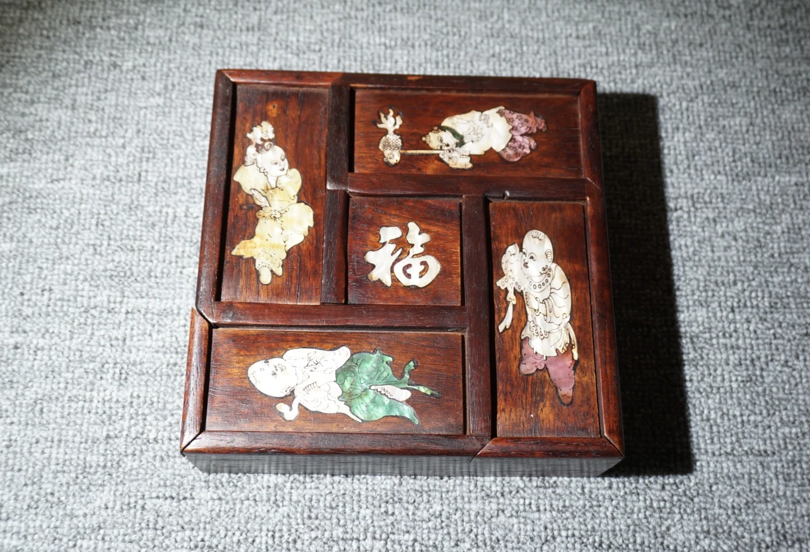 

A five-kai children's jewelry box ornament made of natural Chinese rosewood inlaid with shells, 17/17/4.8 cm