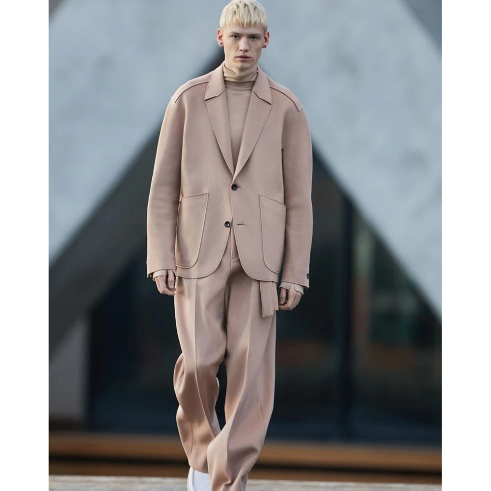 

Мужской костюм из двух предметов: пиджак и брюки, однобортный, в нежно-розовом цвете, с отложным воротником, свободного кроя, для офиса, вечеринок и повседневной носки.