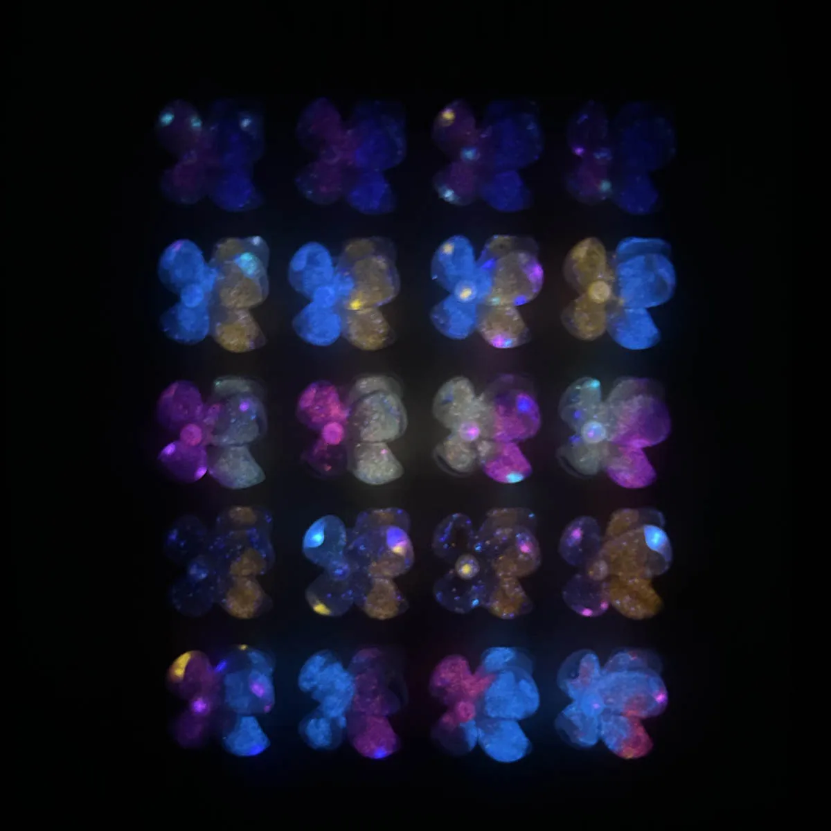 Misto casuale che si illumina al buio resina morbida fiore decorazioni per unghie artistiche gradiente colorato Phalaenopsis ciondoli per unghie parti artigianali fai da te