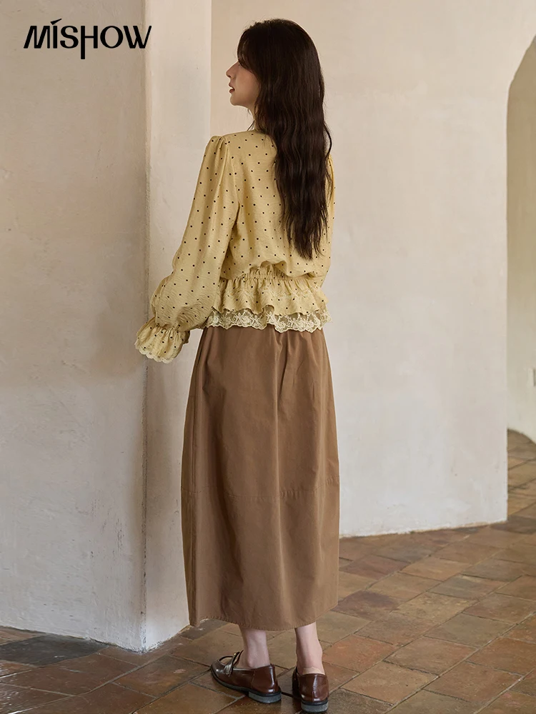 MISHOW Herfst gele stippen linnen blouse 2025 herfst kanten V-hals commuter top flare mouw elastische taille shirts MXE42X1975