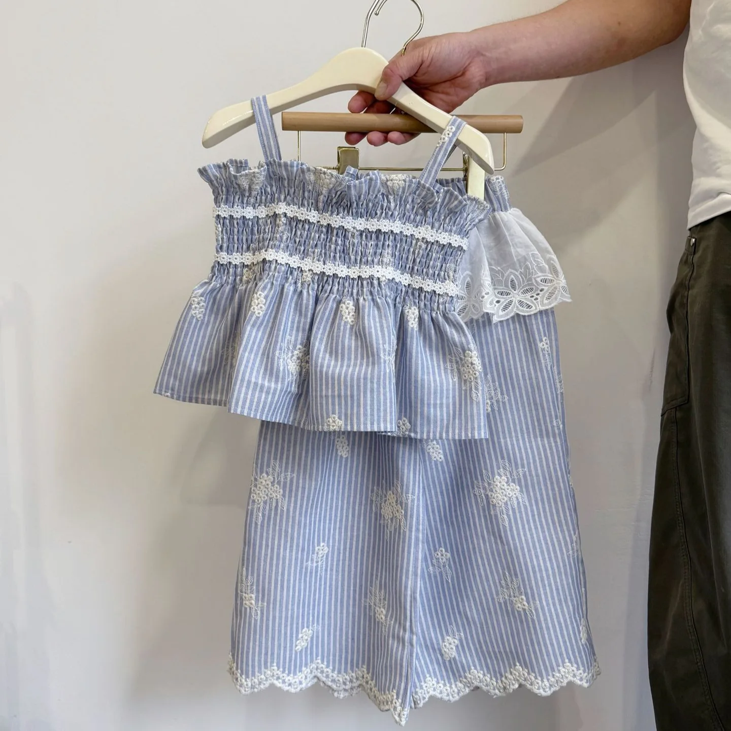 

Детская одежда для девочек, милые синие полосатые рубашки с вышивкой, брюки, комплект из двух предметов, новинка лета 2025, корейская милая детская одежда