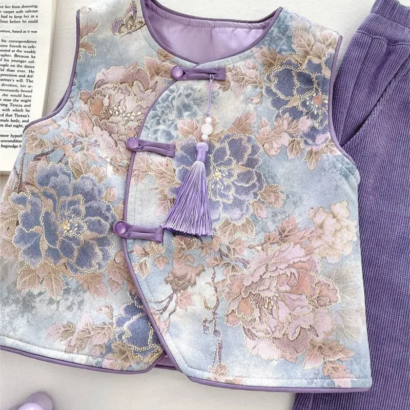 

Новый осенний комплект для девочек 2026: топ-жилет в китайском стиле и брюки с цветочным узором LJ366