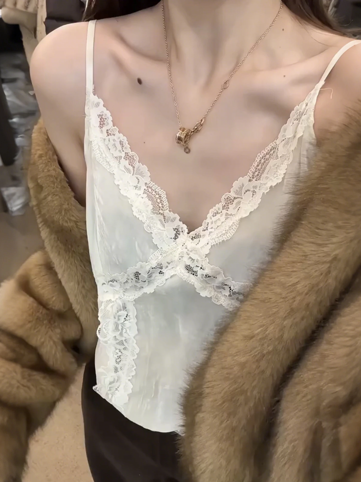 

Женский топ-жилет из бархата с кружевной отделкой, прозрачный, на бретелях, весенний, премиум-класса, красивый, стройнящий, в корейском стиле, повседневный, облегающий