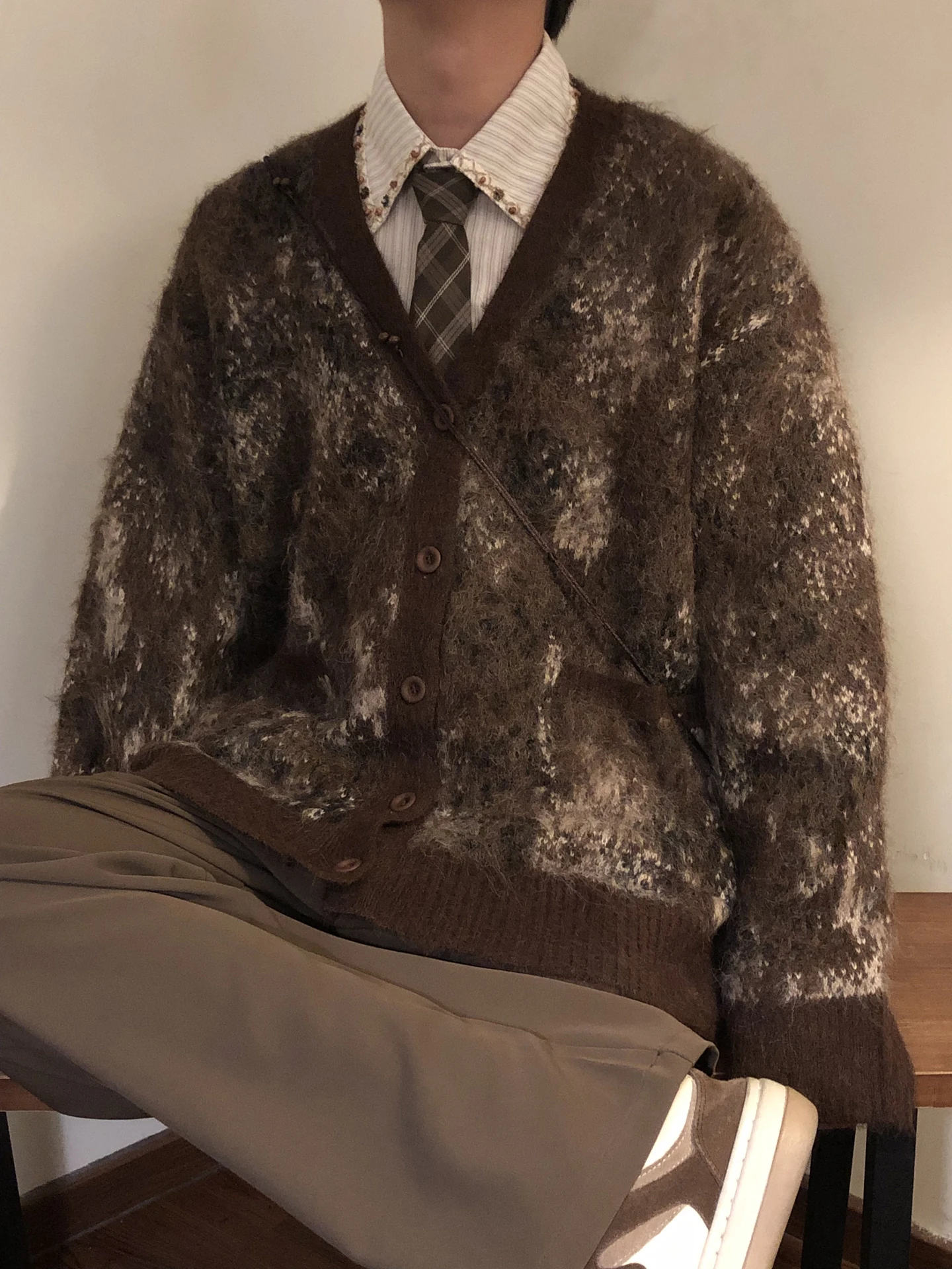 2025 Autumn Winter New American Retro Style Men's Trendy Loose Casual V-Neck Brown Long Sleeve Knitted Cardigan