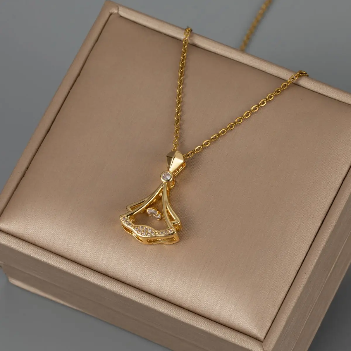 

Exquisite Pendant Necklace Water Bottle Tears Hollow Cubic Zirconia Simple Dance Dress Necklace