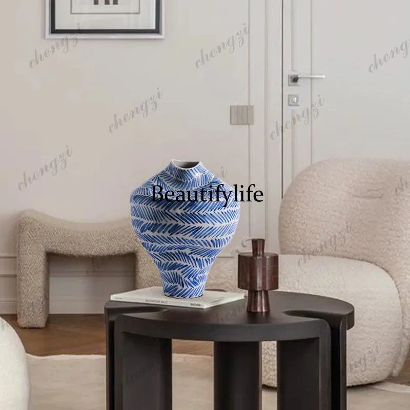 Chinese hand-painted ceramic blue and white porcelain floor-to-ceiling large vase, high-end flower arrangement French style