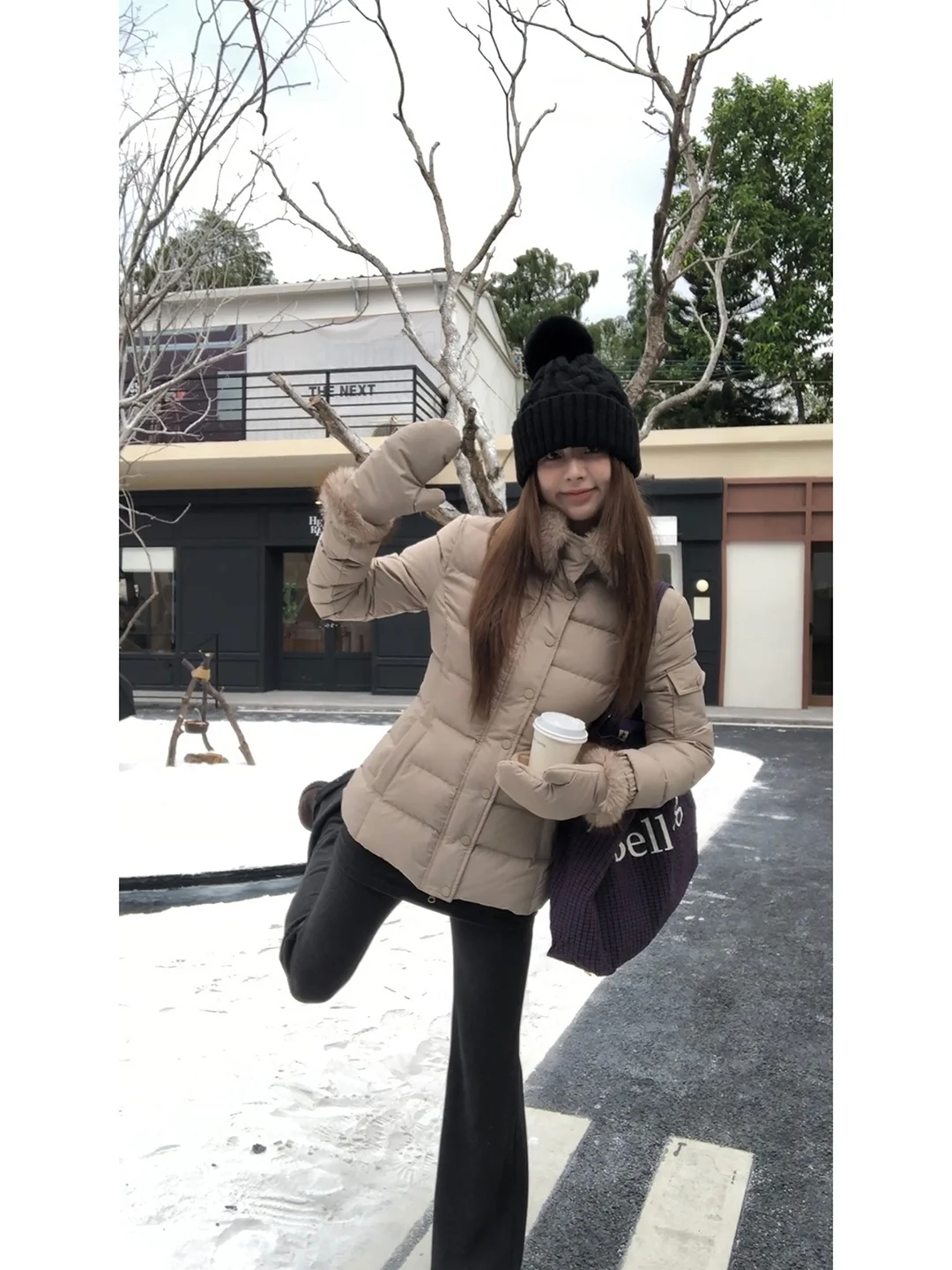 เสื้อโค้ทกันหนาวผู้หญิง Red Celebri Plaza รุ่นใหม่ปี 2025 ดีไซน์สวยงามสุดๆ สีขาว 90% ขนเป็ด  แบบริบ  ให้ความอบอุ่น