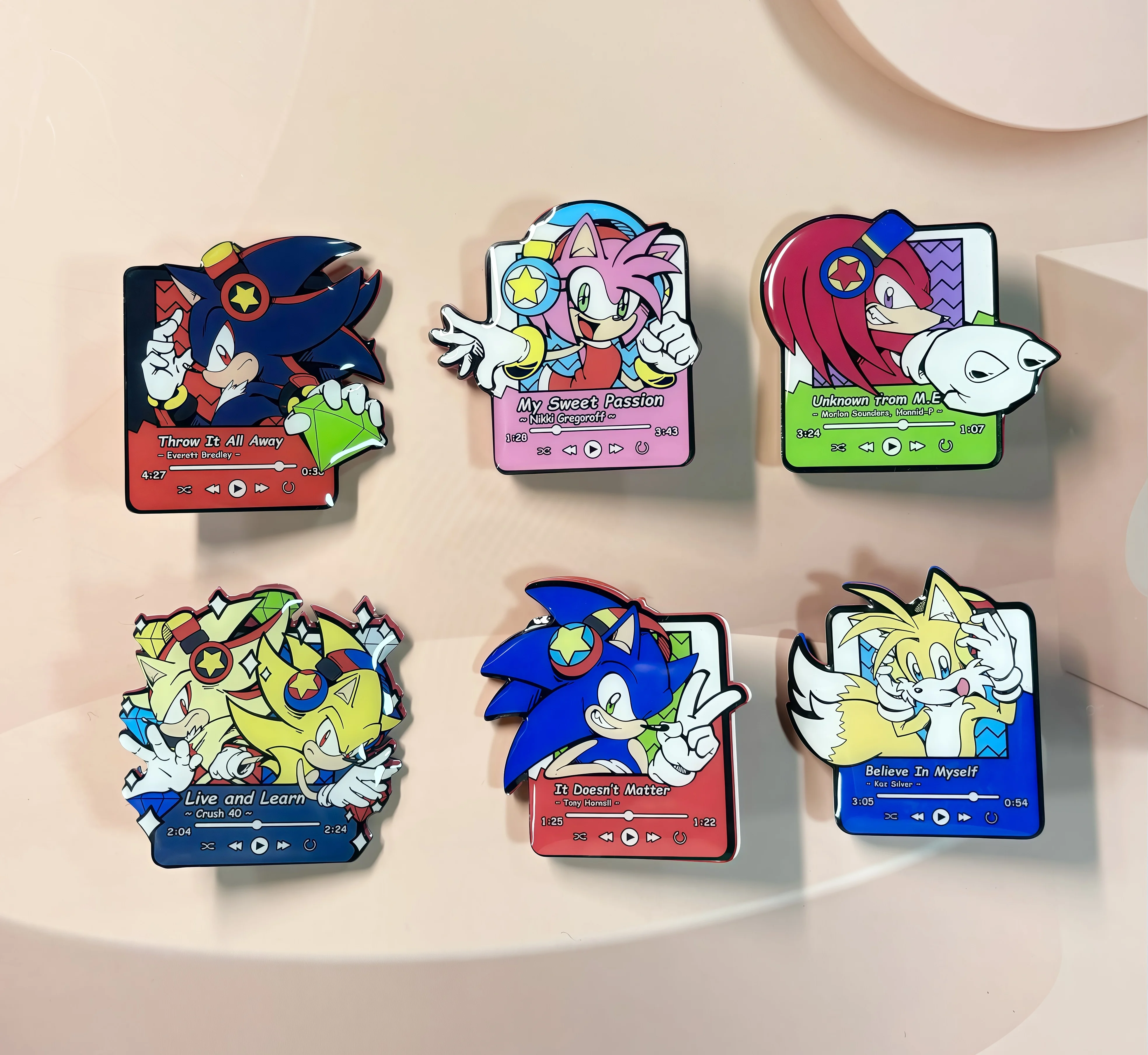 Anime hedgehog-themed brooches, small animal cartoon collectible brooches, suitable for collection and as birthday gifts.