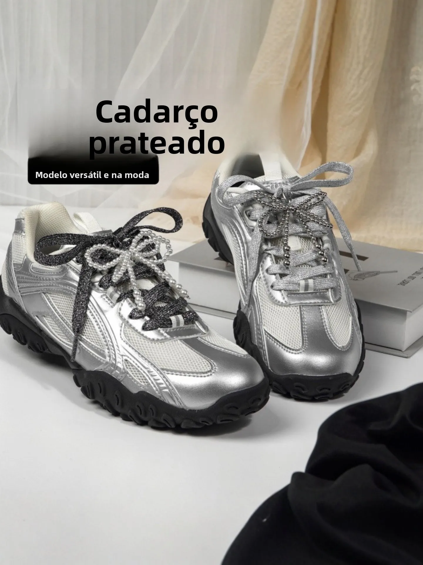 cadarcos-de-prata-para-tenis-casuais-e-esportivos-acessorios-dequinn-com-laco-borboleta-cores-preto-e-prata-adequados-para