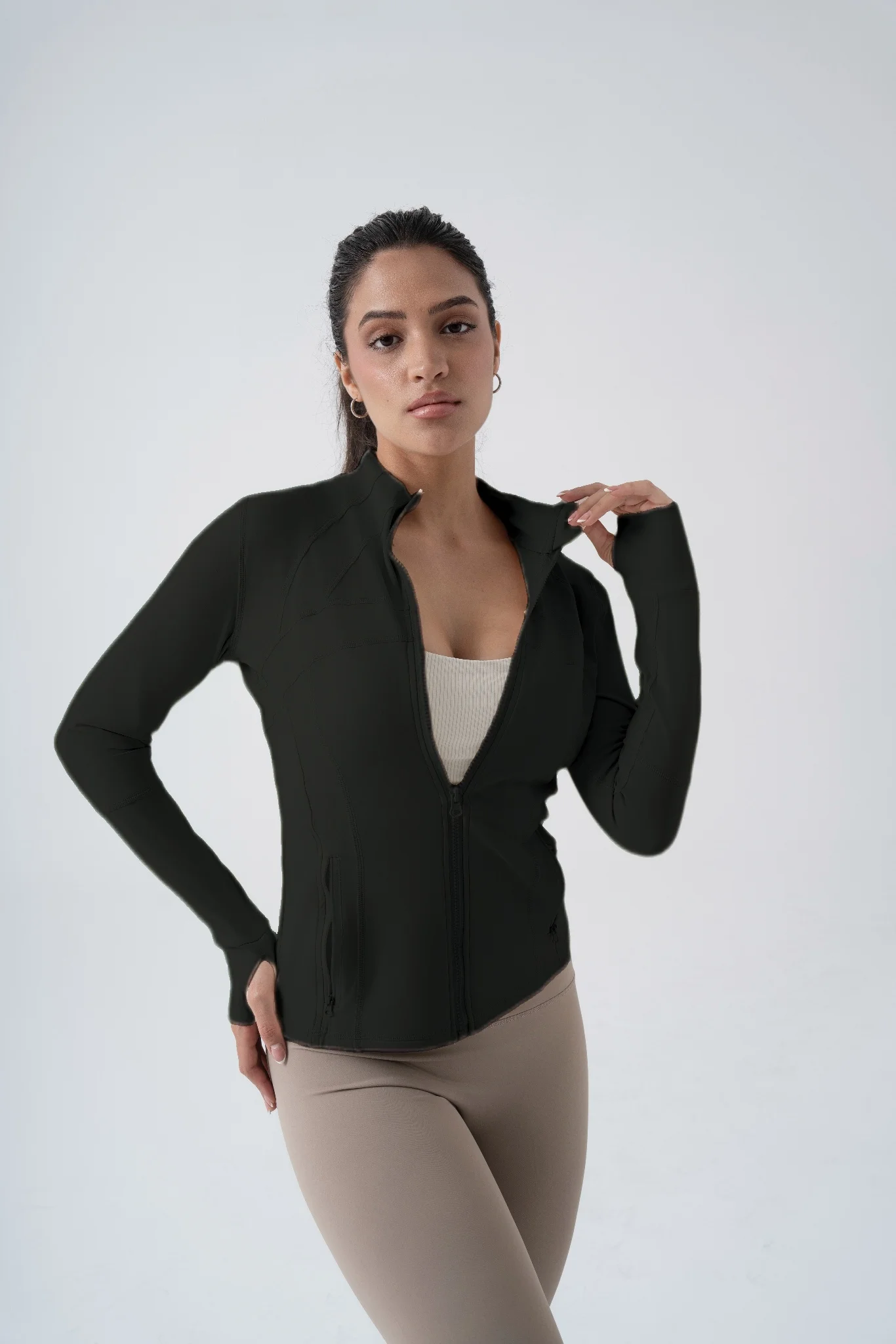 سترة Fitfemme النسائية الكاملة - سترة رياضية بسحاب مع جيوب بسحاب، رقبة عالية وأكمام طويلة، مقاس نحيف لليوجا وصالة الألعاب الرياضية والجري