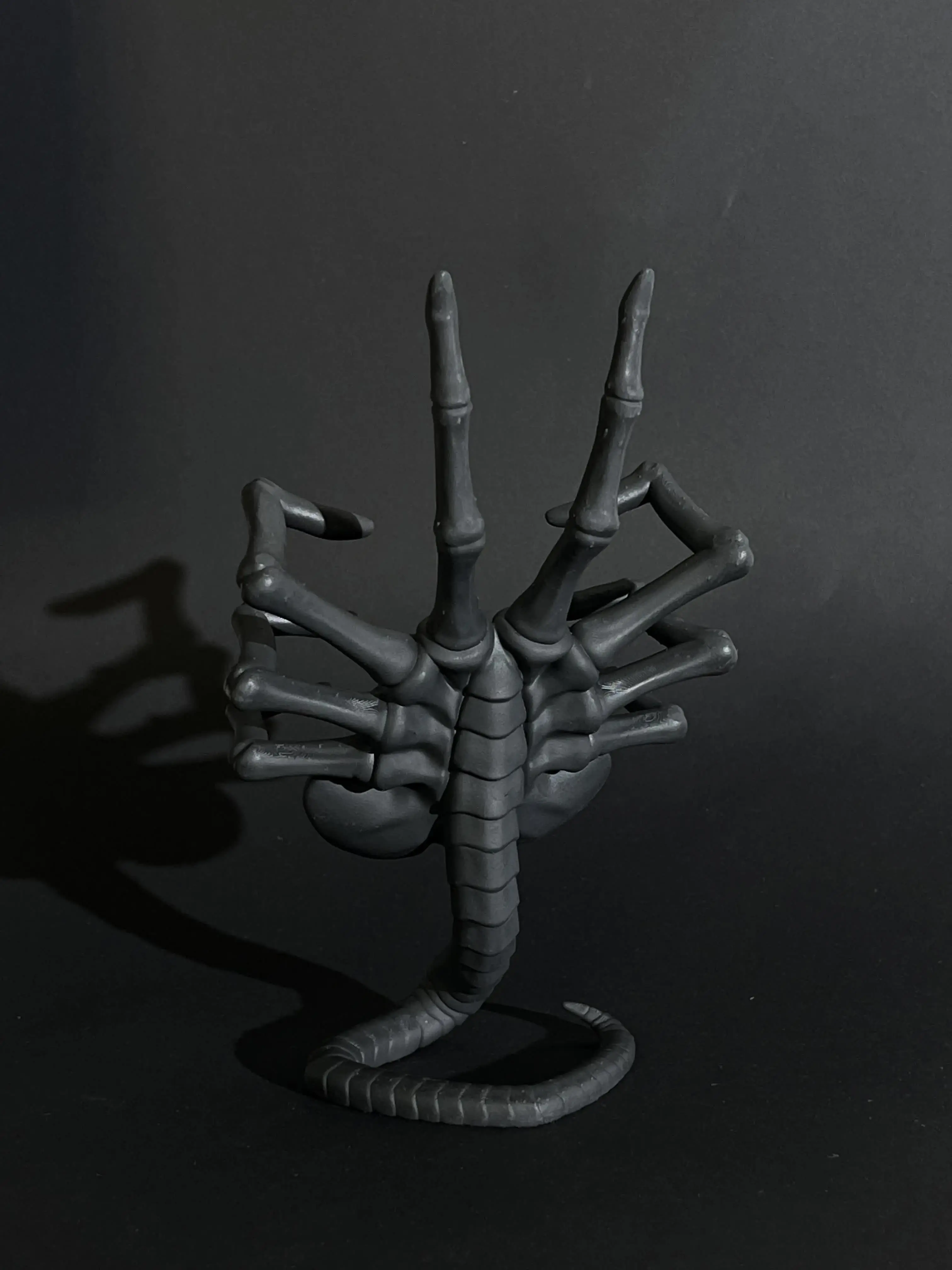 Alien Facehugger Phone Stand Trendy Figure Display Gift Modern Mobile Phone Holder and Decoration Collectible
