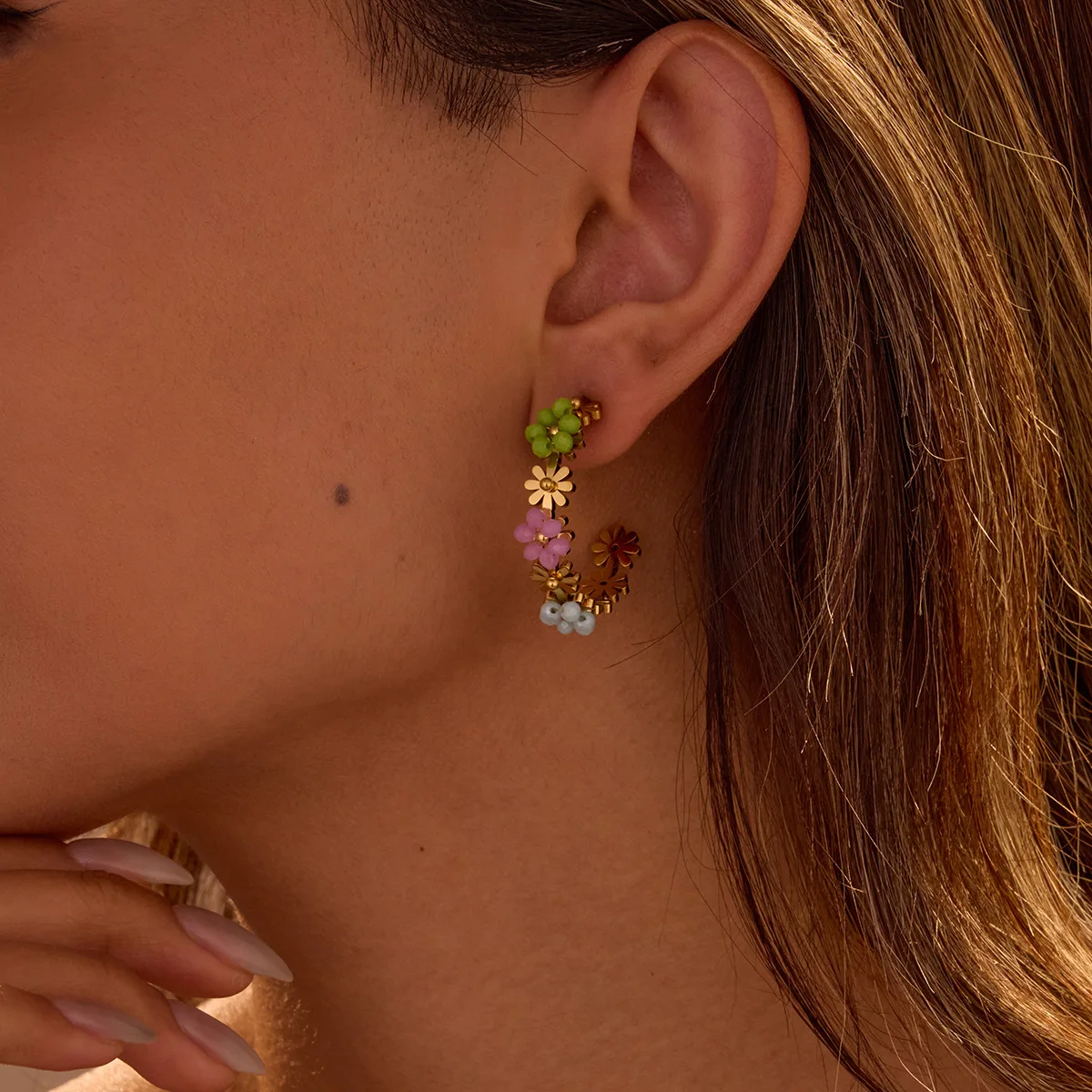 Boucles d'oreilles marguerite en acier inoxydable, jolies boucles d'oreilles tournesol pour filles, bijoux en émail blanc, couleur or, nouvelle belle qualité