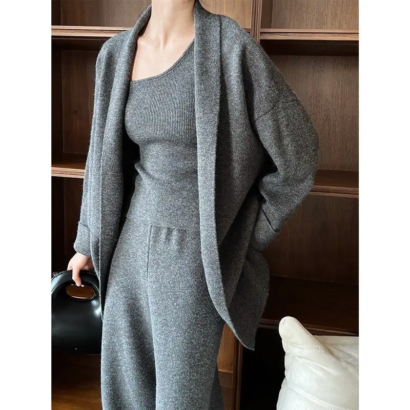 مجموعة سترة محبوكة فرنسية جديدة وبسيطة وراقية لخريف 2025 تتميز بثلاث أنماط جديدة: سترة وسترة و