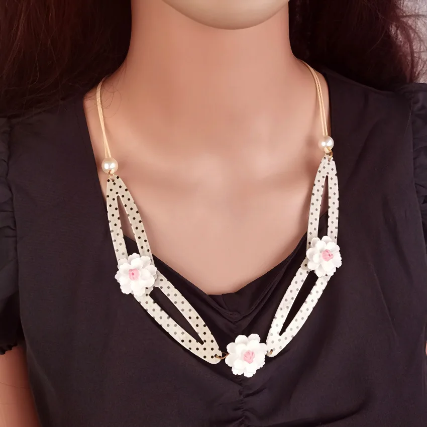 Geometric acrylic sheet flower pendant bib necklace women's European and American fashion explosion collarbone chain cross-borde